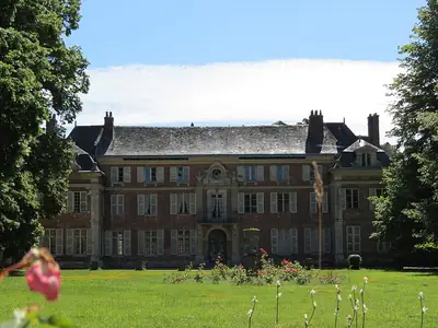 외르 지방의 석회암과 벽돌로 지은 시골 저택, Château de Heuqueville