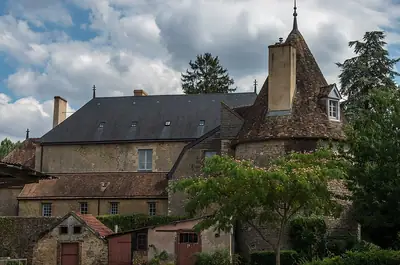 생미셸드샤바뉴의 Château de Lassay. 숙소에서 약 400 m 거리이며, 등록 정보에는 숙소 건물의 이름이 나와 있지 않습니다