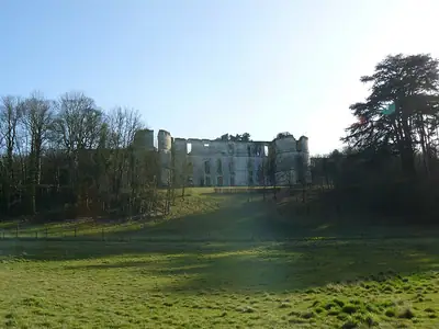 생테팽 인근에 있는 폐허가 된 Château de Montgauger의 복원된 망루. 등록된 샤토에서 약 300 m 거리이며, 등록된 건물의 무료 사진은 없습니다