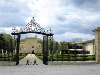 Château La Tour Carnet의 입구