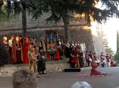 몬토네 Rocca di Braccio에서 열린 르네상스 의상 역사 공연