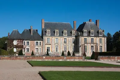 해자에 둘러싸인 Château de La Ferté-Saint-Aubin