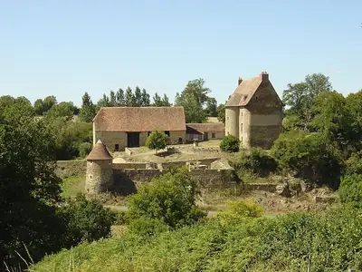 사즈레 근처의 요새화된 저택 Château du Mont