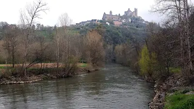 Château de Lavezon에서 몇 킬로미터 떨어진 아베롱의 나자크 마을 (숙소의 무료 사진은 없습니다)