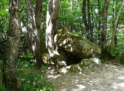 생타킬랭 근처의 Dolmen de Peyre-Brune