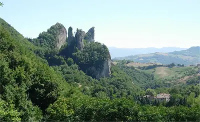 Borgo Fontanini 근처 아펜니노 구릉지대에 솟은 세 개의 사암 바위 봉우리, 사시 디 로카말라티나